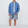 Lose Denim-Shorts im 90er-Jahre-Karo-Look