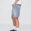 Lose Denim-Shorts im 90er-Jahre-Karo-Look