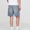 Lose Denim-Shorts im 90er-Jahre-Karo-Look