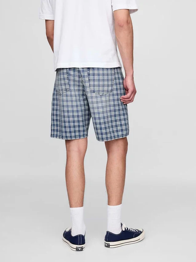 Lose Denim-Shorts im 90er-Jahre-Karo-Look