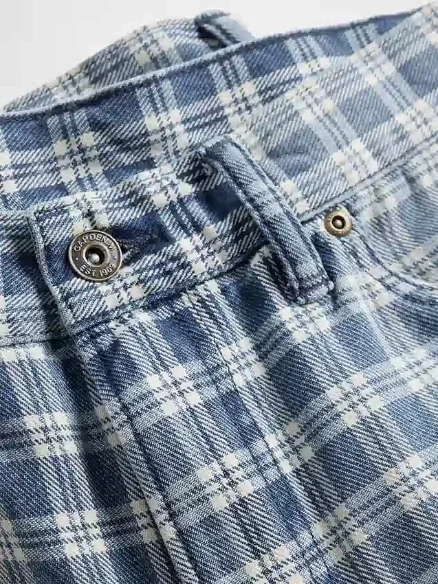 Lose Denim-Shorts im 90er-Jahre-Karo-Look