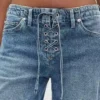 Lose Jeans im 90er-Jahre-Stil mit niedriger Leibhöhe und Schnürung