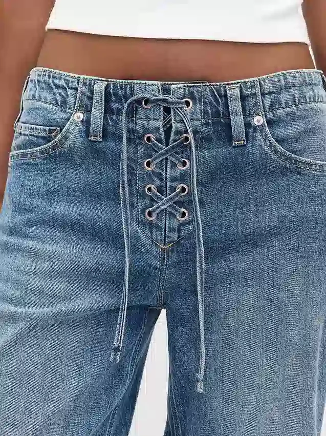 Lose Jeans im 90er-Jahre-Stil mit niedriger Leibhöhe und Schnürung