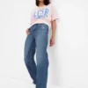 Lose Jeans im Teen-90er-Stil