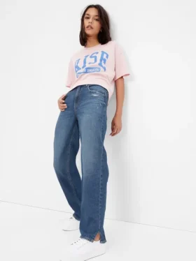 Lose Jeans im Teen-90er-Stil