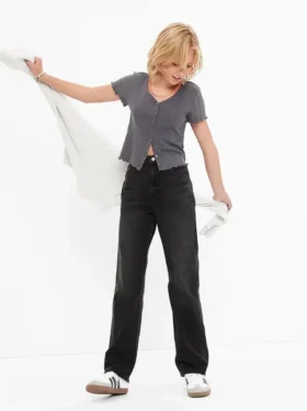Lose Jeans im Teen-90er-Stil
