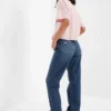 Lose Jeans im Teen-90er-Stil