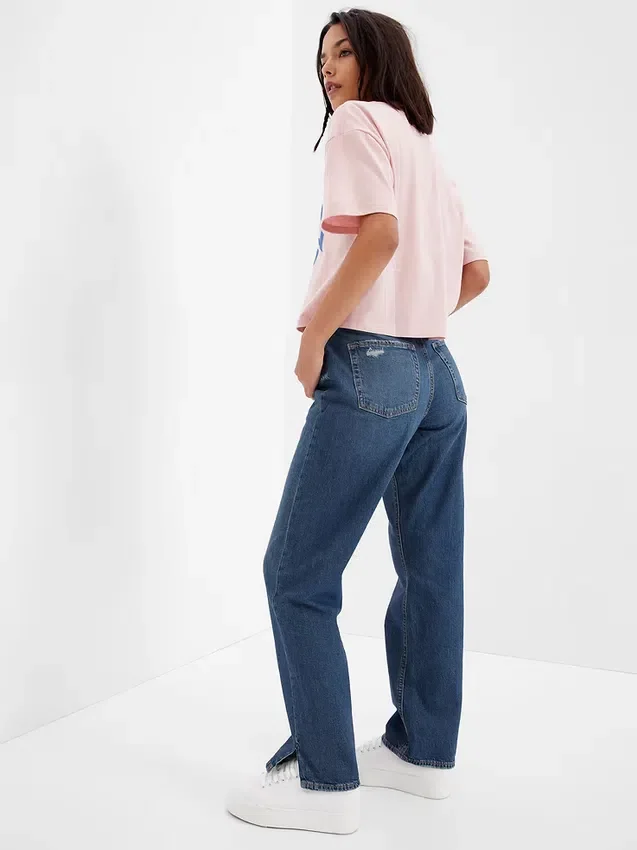 Lose Jeans im Teen-90er-Stil