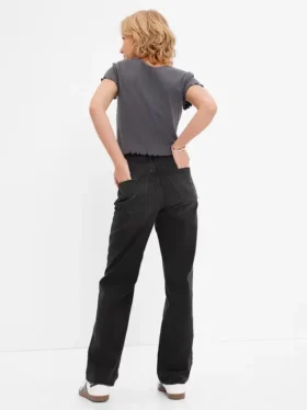 Lose Jeans im Teen-90er-Stil