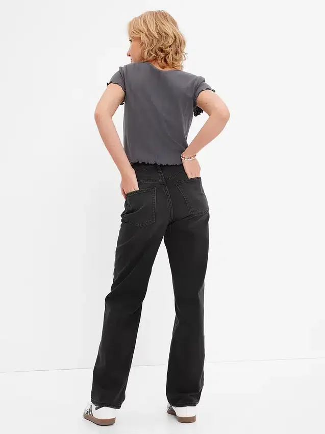 Lose Jeans im Teen-90er-Stil