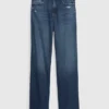Lose Jeans im Teen-90er-Stil