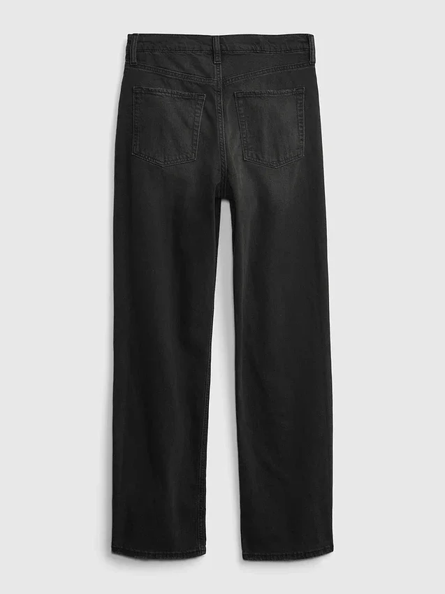 Lose Jeans im Teen-90er-Stil
