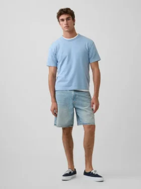 Lose Jeansshorts im 90er-Jahre-Stil