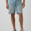 Lose Jeansshorts im 90er-Jahre-Stil