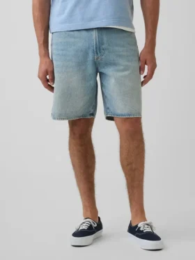 Lose Jeansshorts im 90er-Jahre-Stil