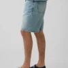 Lose Jeansshorts im 90er-Jahre-Stil