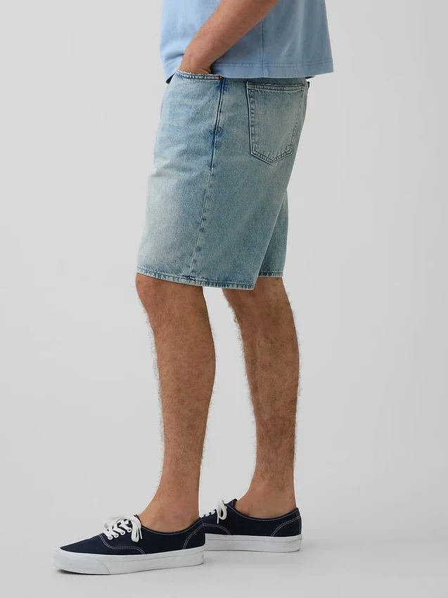 Lose Jeansshorts im 90er-Jahre-Stil