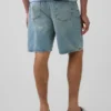 Lose Jeansshorts im 90er-Jahre-Stil