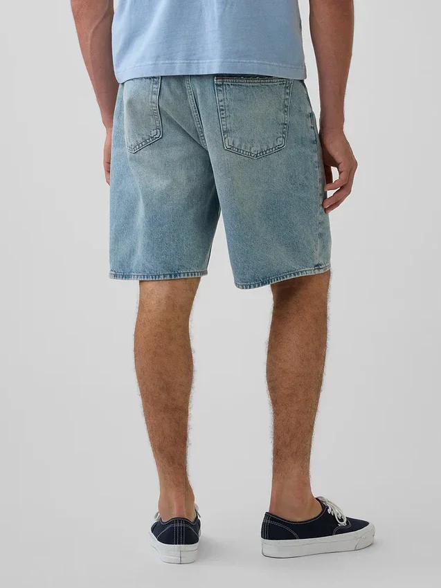 Lose Jeansshorts im 90er-Jahre-Stil