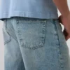 Lose Jeansshorts im 90er-Jahre-Stil