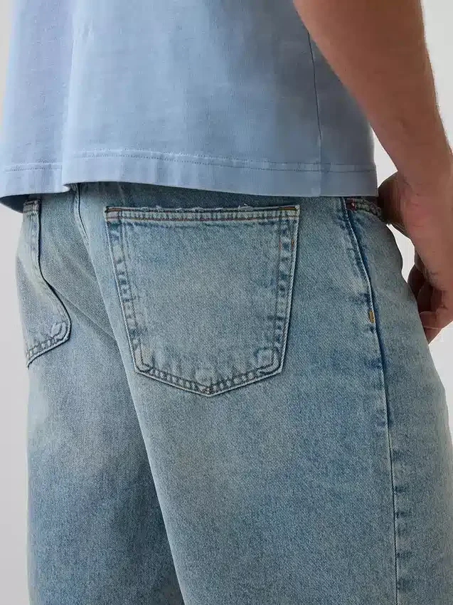 Lose Jeansshorts im 90er-Jahre-Stil
