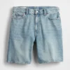 Lose Jeansshorts im 90er-Jahre-Stil