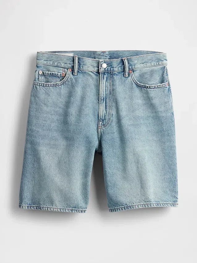 Lose Jeansshorts im 90er-Jahre-Stil