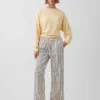 Lose, kurz geschnittene Jeans im 90er-Jahre-Stil mit niedrigem Bund und Streifenmuster