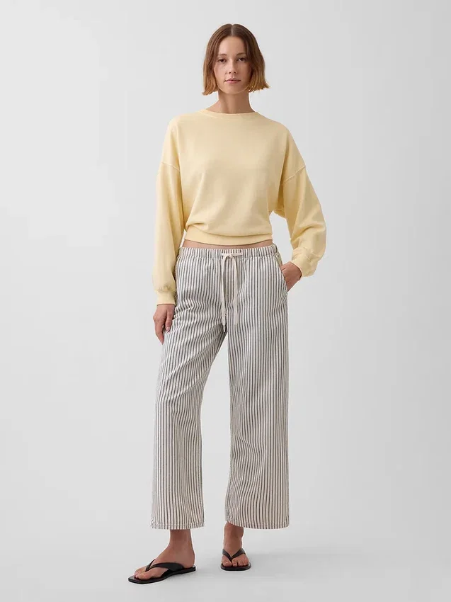 Lose, kurz geschnittene Jeans im 90er-Jahre-Stil mit niedrigem Bund und Streifenmuster
