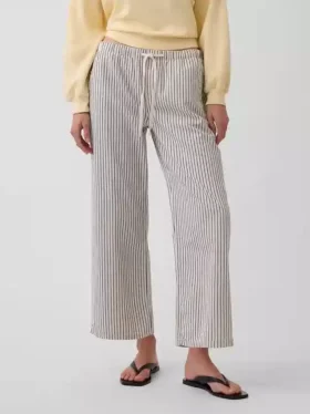 Lose, kurz geschnittene Jeans im 90er-Jahre-Stil mit niedrigem Bund und Streifenmuster