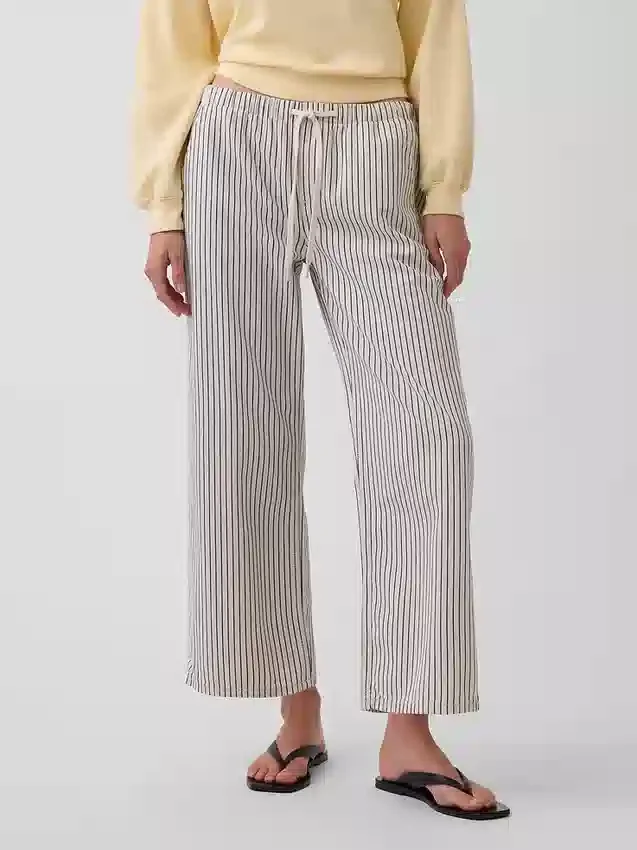 Lose, kurz geschnittene Jeans im 90er-Jahre-Stil mit niedrigem Bund und Streifenmuster