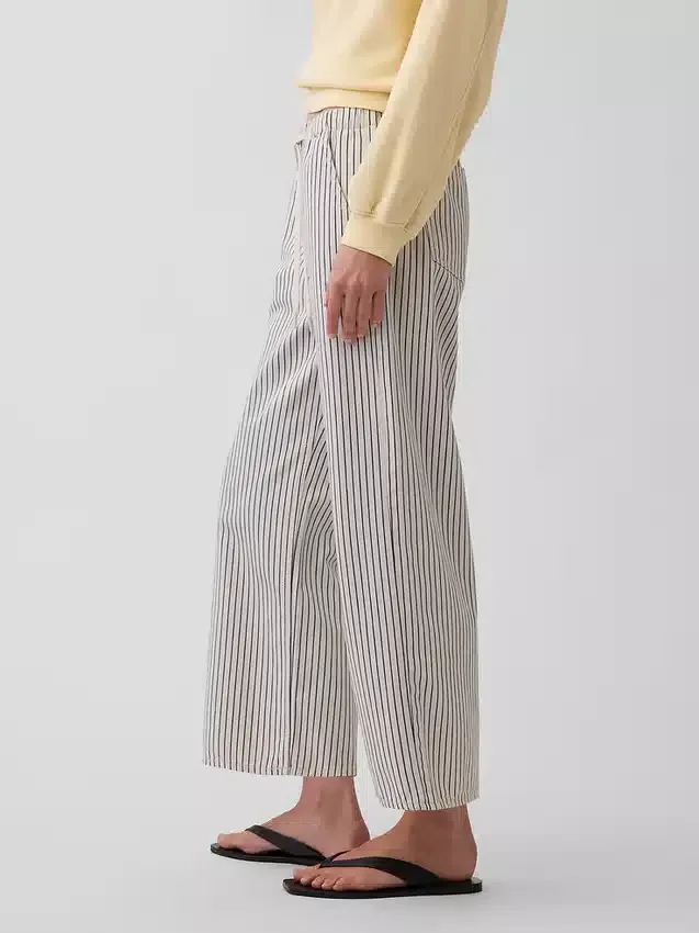 Lose, kurz geschnittene Jeans im 90er-Jahre-Stil mit niedrigem Bund und Streifenmuster