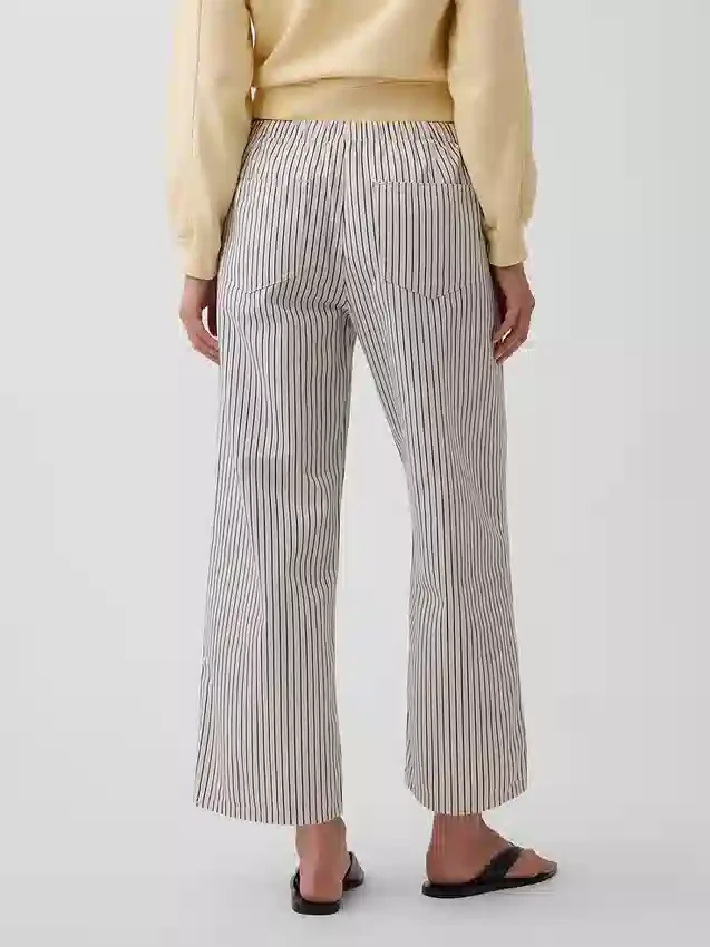 Lose, kurz geschnittene Jeans im 90er-Jahre-Stil mit niedrigem Bund und Streifenmuster