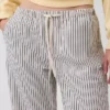 Lose, kurz geschnittene Jeans im 90er-Jahre-Stil mit niedrigem Bund und Streifenmuster