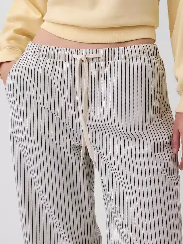 Lose, kurz geschnittene Jeans im 90er-Jahre-Stil mit niedrigem Bund und Streifenmuster