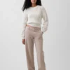 Lose sitzende Khakis im 90er-Jahre-Stil mit niedriger Leibhöhe