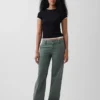 Lose sitzende Khakis im 90er-Jahre-Stil mit niedriger Leibhöhe