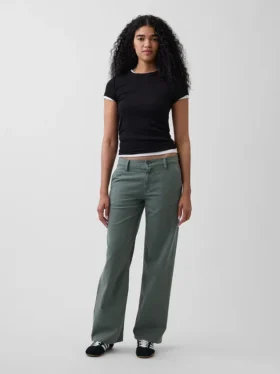 Lose sitzende Khakis im 90er-Jahre-Stil mit niedriger Leibhöhe