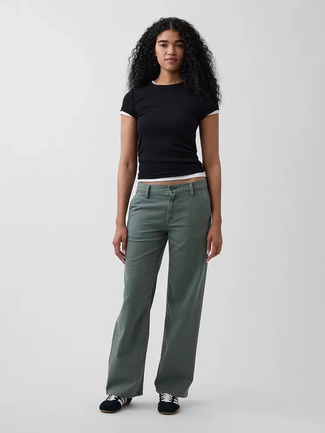 Lose sitzende Khakis im 90er-Jahre-Stil mit niedriger Leibhöhe