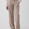 Lose sitzende Khakis im 90er-Jahre-Stil mit niedriger Leibhöhe
