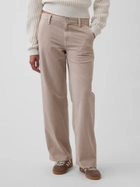 Lose sitzende Khakis im 90er-Jahre-Stil mit niedriger Leibhöhe