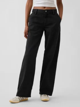 Lose sitzende Khakis im 90er-Jahre-Stil mit niedriger Leibhöhe