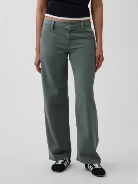 Lose sitzende Khakis im 90er-Jahre-Stil mit niedriger Leibhöhe