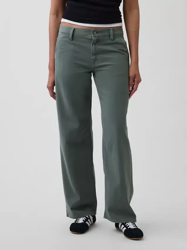 Lose sitzende Khakis im 90er-Jahre-Stil mit niedriger Leibhöhe