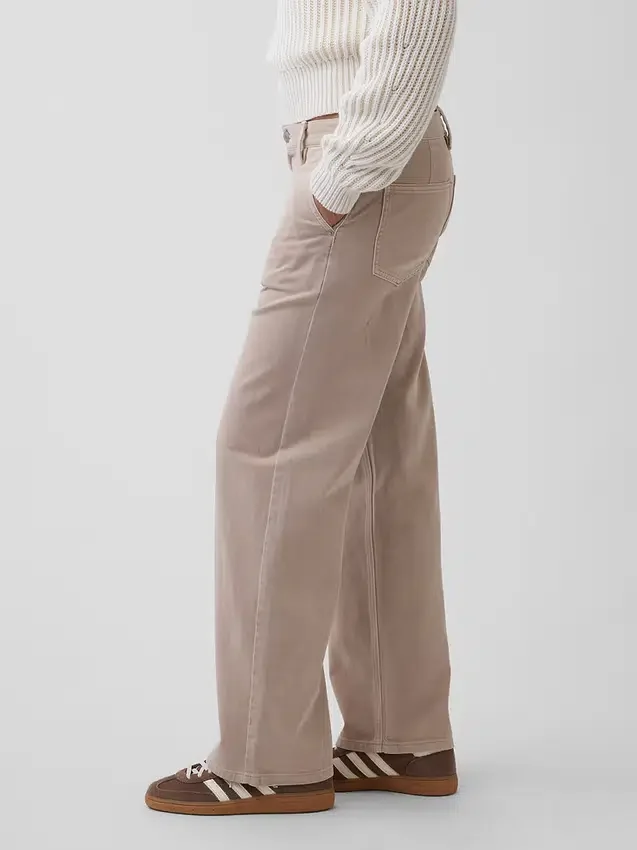 Lose sitzende Khakis im 90er-Jahre-Stil mit niedriger Leibhöhe