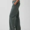 Lose sitzende Khakis im 90er-Jahre-Stil mit niedriger Leibhöhe