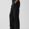 Lose sitzende Khakis im 90er-Jahre-Stil mit niedriger Leibhöhe