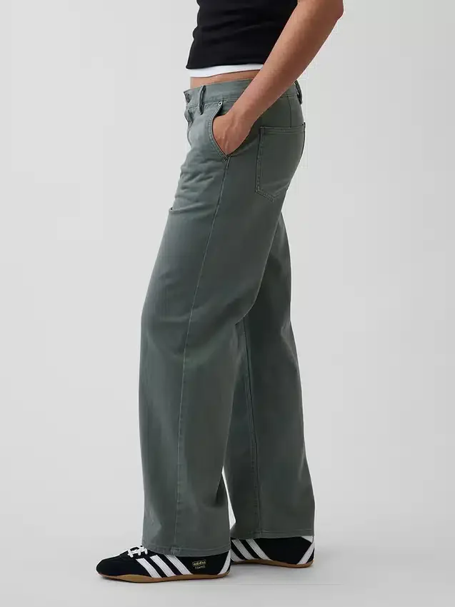 Lose sitzende Khakis im 90er-Jahre-Stil mit niedriger Leibhöhe