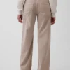 Lose sitzende Khakis im 90er-Jahre-Stil mit niedriger Leibhöhe