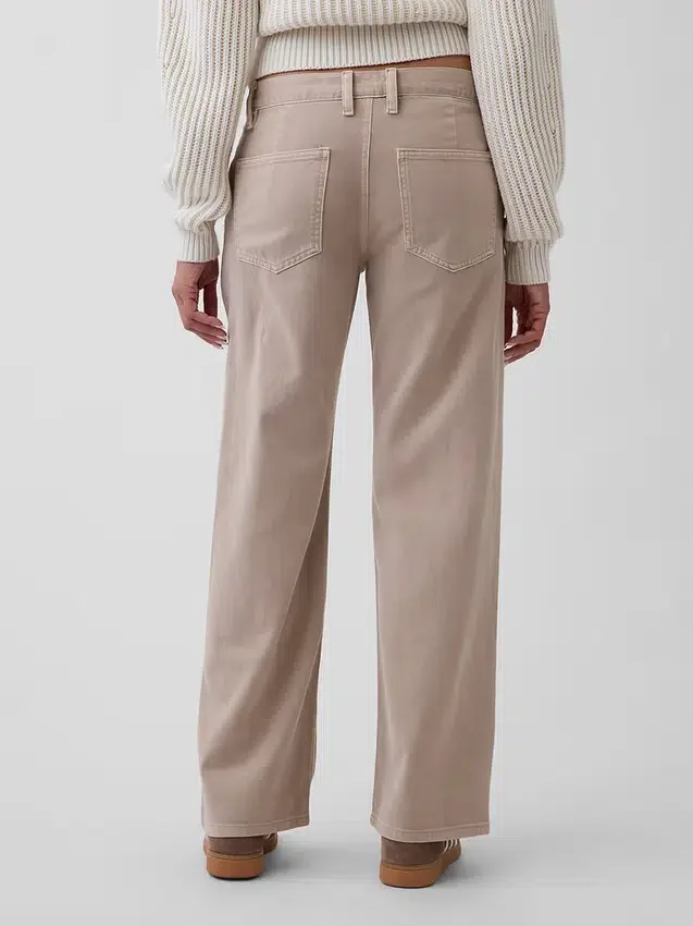 Lose sitzende Khakis im 90er-Jahre-Stil mit niedriger Leibhöhe